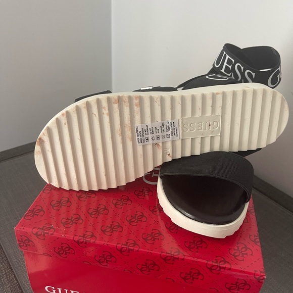 GUESS size 6 BLACK AND WHITE new shoe - Picture 3 of 5